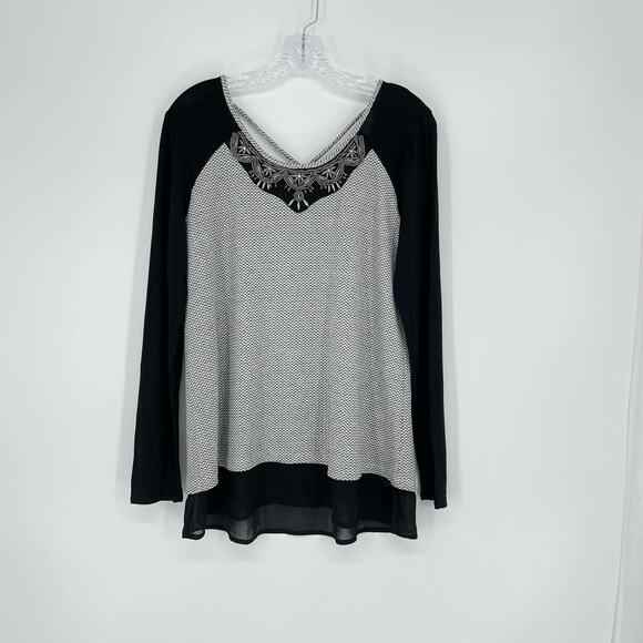 Maurices Long Sleeve Embellished Top Size Medium - Picture 4 of 6